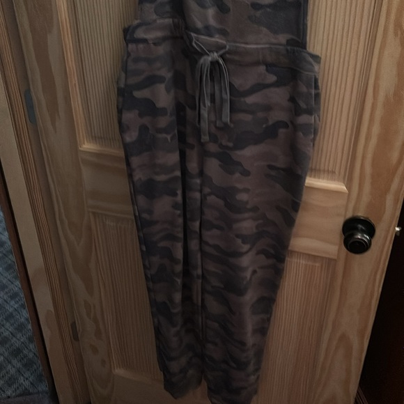 Fabric camo jumpsuit - Picture 2 of 4